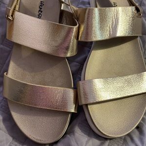‘Dirty Laundry’ size 10W sandals